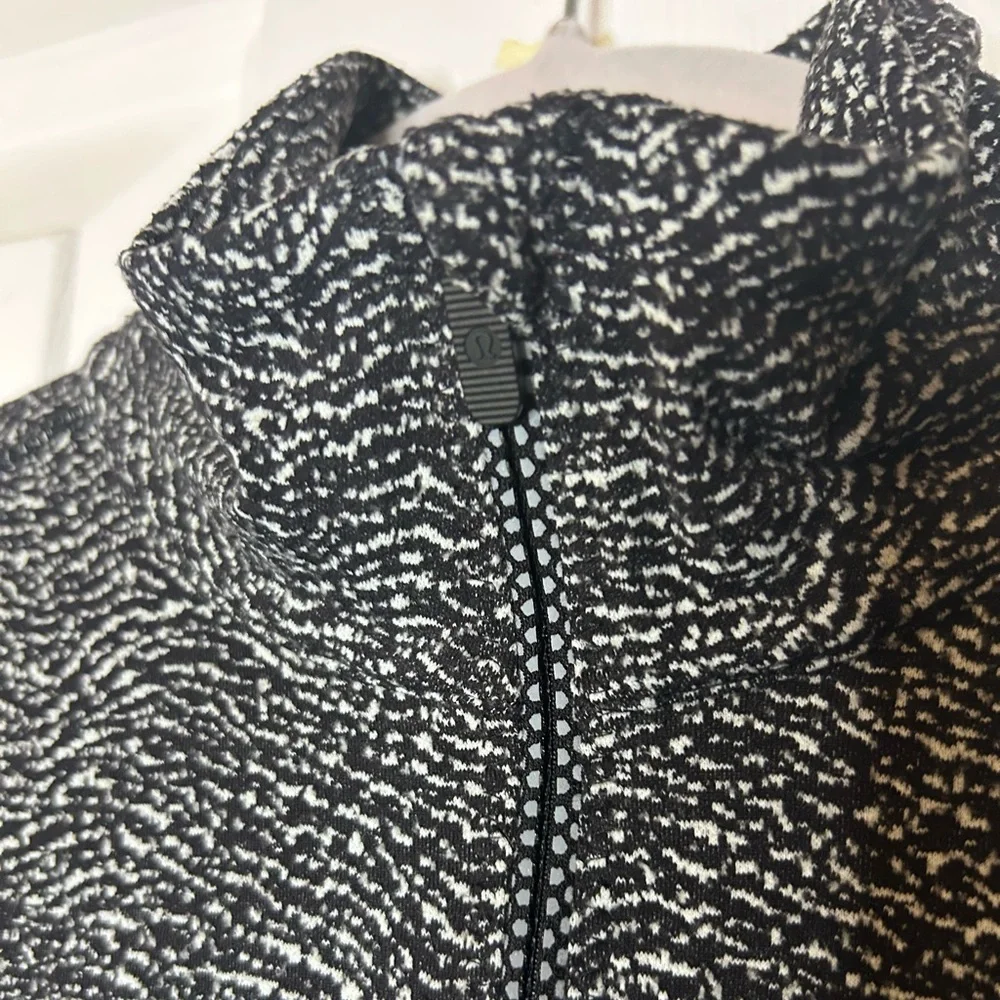 Lululemon Outrun 1/2 Zip- Running Luon Ripple Jacquard Black White